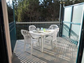 Outdoor dining - Holiday apartment with air conditioning, balcony and pool (Bibione)