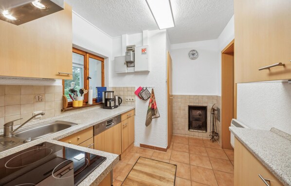 Frigorífico, placa de cocina, lavavajillas y cafetera o tetera