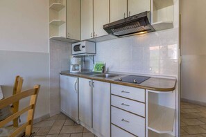 Réfrigérateur, micro-ondes, plaque de cuisson, cafetière/bouilloire