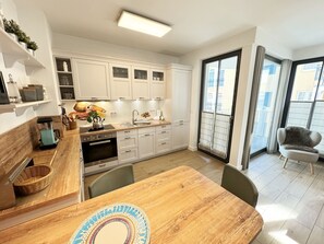 Kühlschrank, Ofen, Geschirrspüler, Wasserkocher mit Kaffee-/Teezubehör