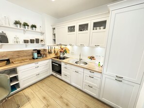 Kühlschrank, Ofen, Geschirrspüler, Wasserkocher mit Kaffee-/Teezubehör