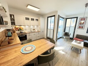 Een koelkast, een oven, een vaatwasser, een koffiezetapparaat/waterkoker