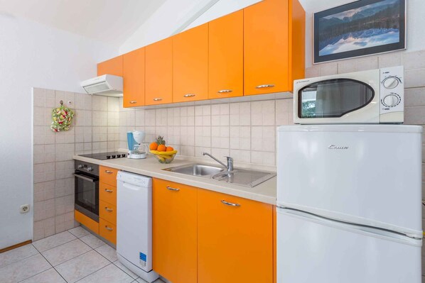 Frigorifero, microonde, forno, piano cottura