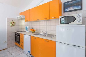 ثلاجة، ميكروويف، فرن، موقد طهي مسطح