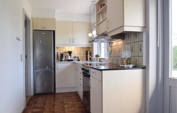 Frigorífico, placa de cocina, cafetera o tetera y utensilios de cocina