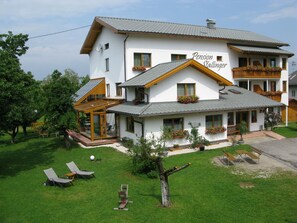 A two-story building with a sign reading 'Pension Stallinger'. - 104 - Pension Stallinger (Weyregg am Attersee)