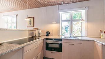 Refrigerador, horno, parrilla de estufa y cafetera y tetera