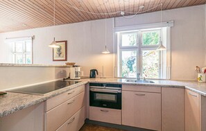 Réfrigérateur, un four, surface de cuisson, cafetière-théière