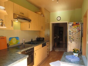 Kühlschrank, Mikrowelle, Ofen, Geschirrspüler