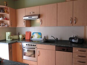 Frigorífico, microondas, horno y lavavajillas