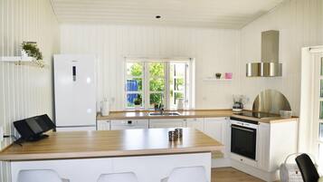 Køleskab, kogeplade, opvaskemaskine, kaffe-/temaskine