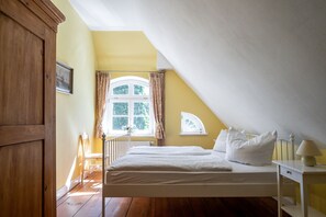 2 bedrooms, travel crib, WiFi, bed sheets