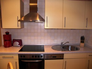 Kühlschrank, Mikrowelle, Ofen, Geschirrspüler