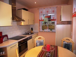 Kühlschrank, Mikrowelle, Ofen, Geschirrspüler