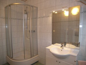 Dusche, Haartrockner, Handtücher, Seife
