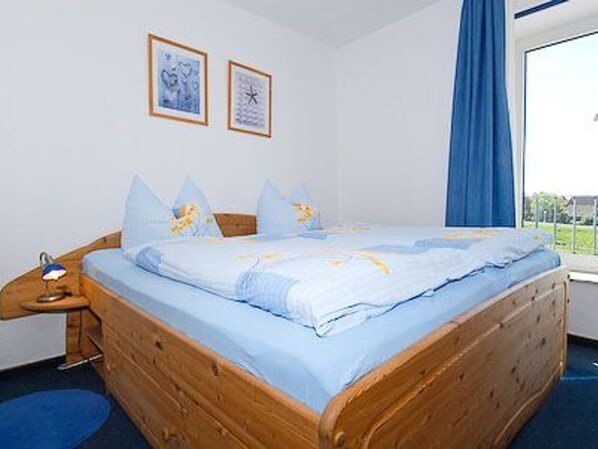 2 bedrooms, travel cot, WiFi