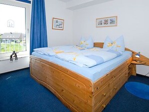 2 bedrooms, travel cot, WiFi