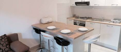 ثلاجة، ميكروويف، فرن، موقد طهي مسطح