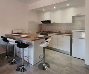 冷蔵庫、電子レンジ、オーブン、コンロ