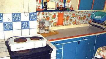 Refrigerador, parrilla de estufa y cafetera y tetera