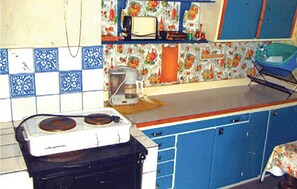 Kühlschrank, Mikrowelle, Herdplatte, Wasserkocher mit Kaffee-/Teezubehör
