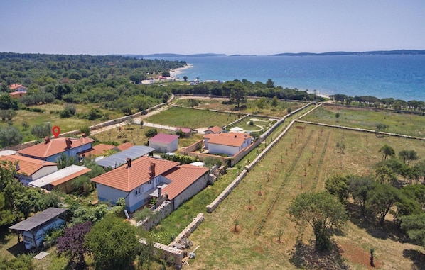 A coastal residential area with houses, a beach, and a clear view of the sea. - 5 bedroom stunning home in Vodnjan (Vodnjan)