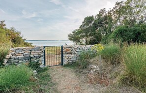 المنطقة المحيطة بالمنشأة