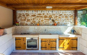 Kühlschrank, Herdplatte, Wasserkocher mit Kaffee-/Teezubehör