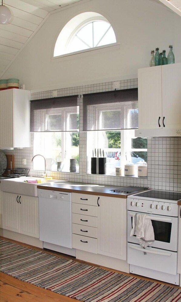 Kylskåp, mikrovågsugn, spishäll och diskmaskin