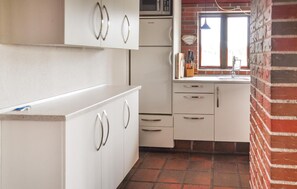 ثلاجة، موقد طهي مسطح، غسالة أطباق، ماكينة لصنع القهوة/الشاي