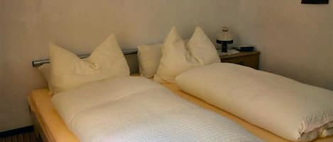 2 bedrooms, travel cot, WiFi, bed sheets