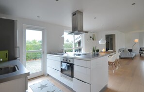 Refrigerador, parrilla de estufa, lavavajillas y cafetera y tetera 