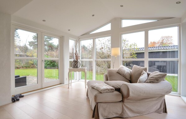 Smart TV, chimenea y reproductor de DVD 