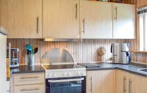 ثلاجة، فرن، موقد طهي مسطح، غسالة أطباق