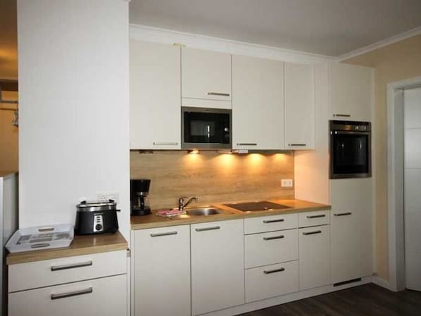 Kühlschrank, Mikrowelle, Ofen, Geschirrspüler