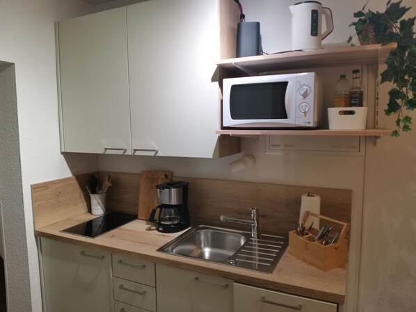 Fridge, microwave, dishwasher - Dünengarten Apartment 04 - Apartment 04 Dünengarten (Kühlungsborn)