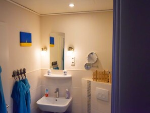 Hårføner, håndklær og toalettpapir