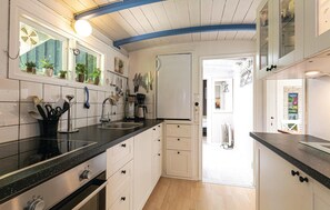 Réfrigérateur, plaque de cuisson, cafetière/bouilloire