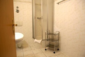 Haartrockner, Handtücher, Seife, Toilettenpapier