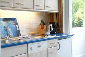 Microwave, dishwasher, coffee/tea maker, electric kettle