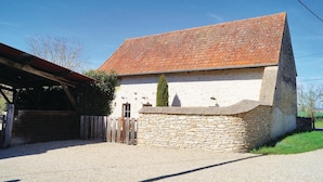 A stone building with a red-tiled roof, a wooden fence, and a gravel driveway. - Stunning home in RUFFEY LES BEAUNE (RUFFEY LES BEAUNE)