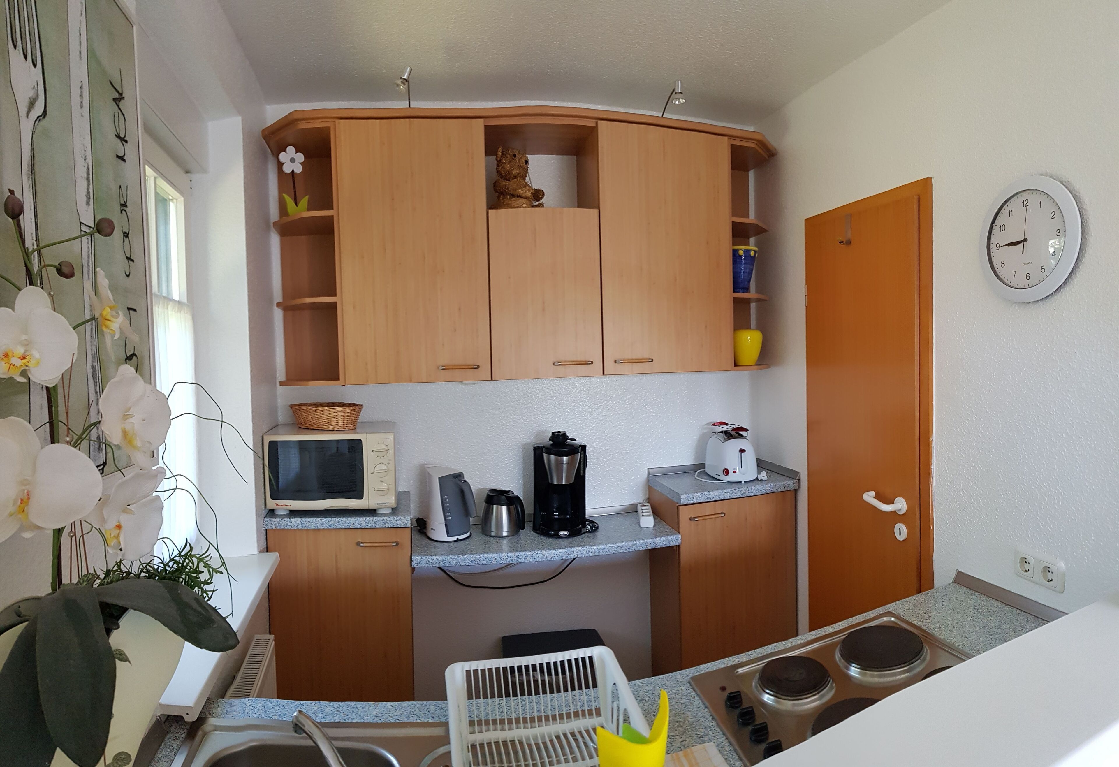 Kühlschrank, Mikrowelle, Ofen, Wasserkocher mit Kaffee-/Teezubehör