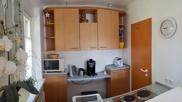 Kühlschrank, Mikrowelle, Ofen, Wasserkocher mit Kaffee-/Teezubehör