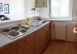 Kühlschrank, Mikrowelle, Ofen, Wasserkocher mit Kaffee-/Teezubehör