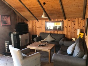 Televisión y chimenea 