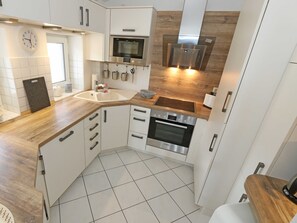 Kühlschrank, Mikrowelle, Ofen, Geschirrspüler