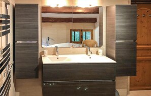 Combined shower/bathtub