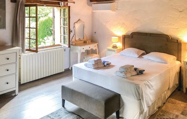 4 bedrooms, travel cot, free WiFi, bed sheets