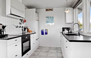 ثلاجة، موقد طهي مسطح، غسالة أطباق، ماكينة لصنع القهوة/الشاي