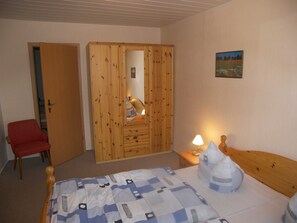 2 slaapkamers, een strijkplank/strijkijzer, reisbedje, beddengoed